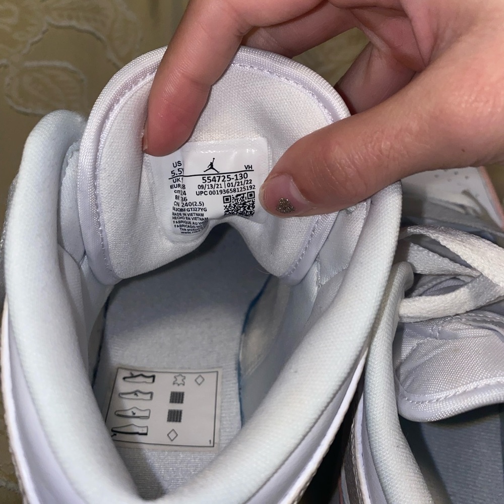 Air Jordan’s 1 size 5.5 in males. 7 in women - Picture 6 of 6
